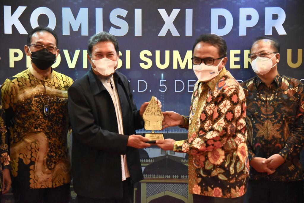 DPR_RI's tweet photo. Tim Kunjungan Kerja Spesifik Komisi XI DPR RI yang dipimpin Ketua Komisi XI DPR RI Dito Ganinduto menggelar pertemuan dengan Bank Indonesia, Otoritas Jasa Keuangan, Himbara (Bank Mandiri, BNI, BRI, dan BTN) di Medan, Provinsi Sumatera Utara, Jumat, 3 Desember 2021.  #KunkerDPR https://t.co/qhpjRqUW89