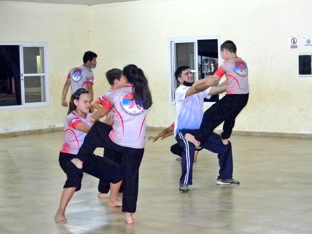 La Escuela Municipal de Wushu lleva adelante sus clases gratuitas, en el S.U.M del B° Divina Providencia, los días martes y jueves de 19:00 a 21:00 Hs, para los que se inician en el deporte y los miércoles de 19:00 a 21:00 Hs, para el nivel más avanzado.
#PosadasLindaDeNuevo