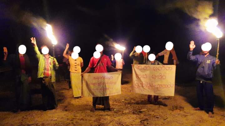 EmtVip's tweet photo. Buddhist monks and locals from #Pyigyidagon Tsp, #Mandalay staged an anti-dictatorship night strike. 

LEGALIZATION OF NUG
#Dec3Coup
#WhatsHappeningInMyanmar https://t.co/0kGItFUfsI