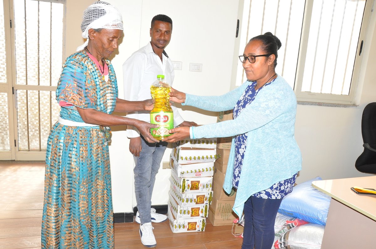 WeredaBole04's tweet photo. የቦሌ ክ/ከተማ ወረዳ 04 አሰተዳደር ለአገር መከላከያ ሰራዊት የሚውል የድጋፍ ማሰባሰቢያ ስራዎችን በማከናወን ላይ ይገኛሉ፡፡ https://t.co/YqYoJBF0w7