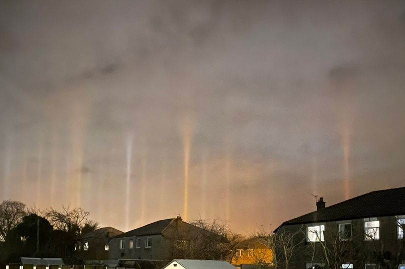 In January of this year, photos started bouncing round the internet of this deeply weird thing happening in the sky above Glasgow. Photoshop trickery? The bizarre truth: - yes, everyone really saw these - no, they're not faked or manmade - they absolutely don't exist. 🧵 1/