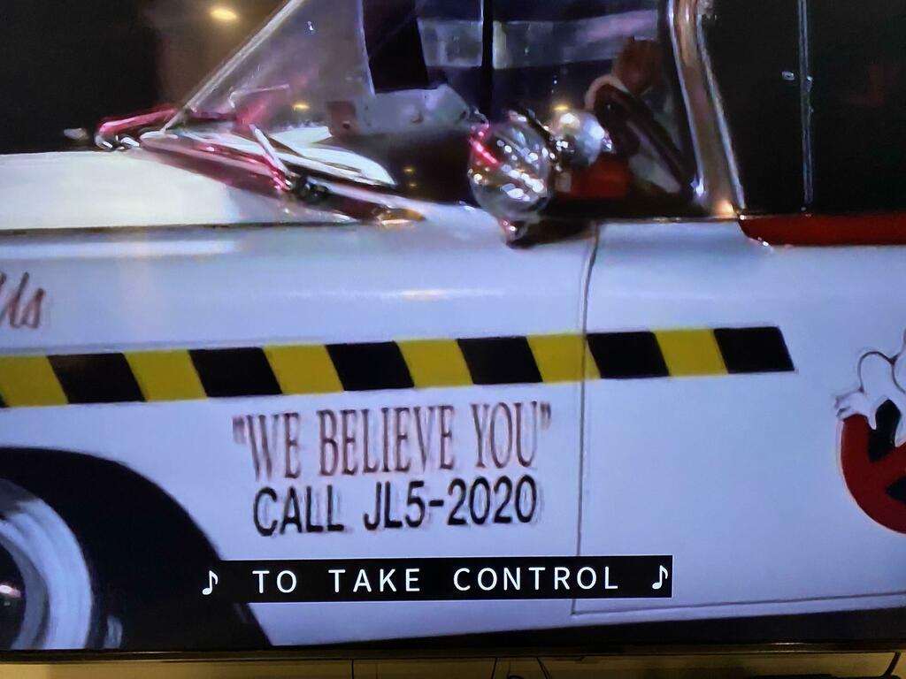 The Ecto 1A in Ghostbusters II (1989) has the phone number “JL5-2020.” That’s 555-2020 on the US phone keypad. The first two digits of phone numbers were letters until the 60’s (and the car is a ‘59 Caddy), and 555 is the null prefix used in movies.

#movie #hollywood #cinem… https://t.co/y8BVOuLcJ1