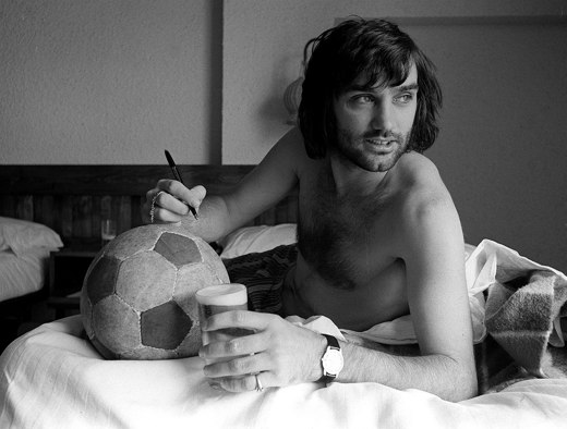 OffsideFest's tweet image. Hoy es viernes y el George Best que tienes dentro lo sabe.

Pero nada de bares, gente, aquí somos de estadios. Te proponemos conocer la aventura estadounidense de Best, Pelé o Cruyff con el documental 'Big Time Soccer'.

Hasta el 6 de diciembre en @Filmin: filmin.es/pelicula/big-t…