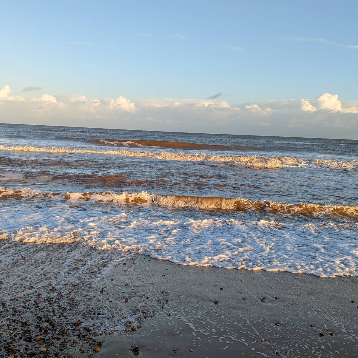 rmpreece's tweet photo. Love the evening light on the breaking waves #sizewell #adventretreat https://t.co/dIO2GvnnG7