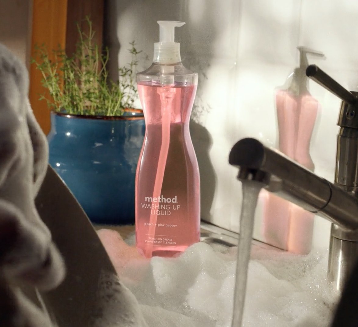 washing up has never looked so good. 

curvier than kim. classier than kate. but this ain’t just eye-candy people. this bottle is packed with a new plant-based, biodegradable grease-fighting formula. 

pump twice. admire. 🤤
high five in your washing-up gloves. ✋

#methoduk