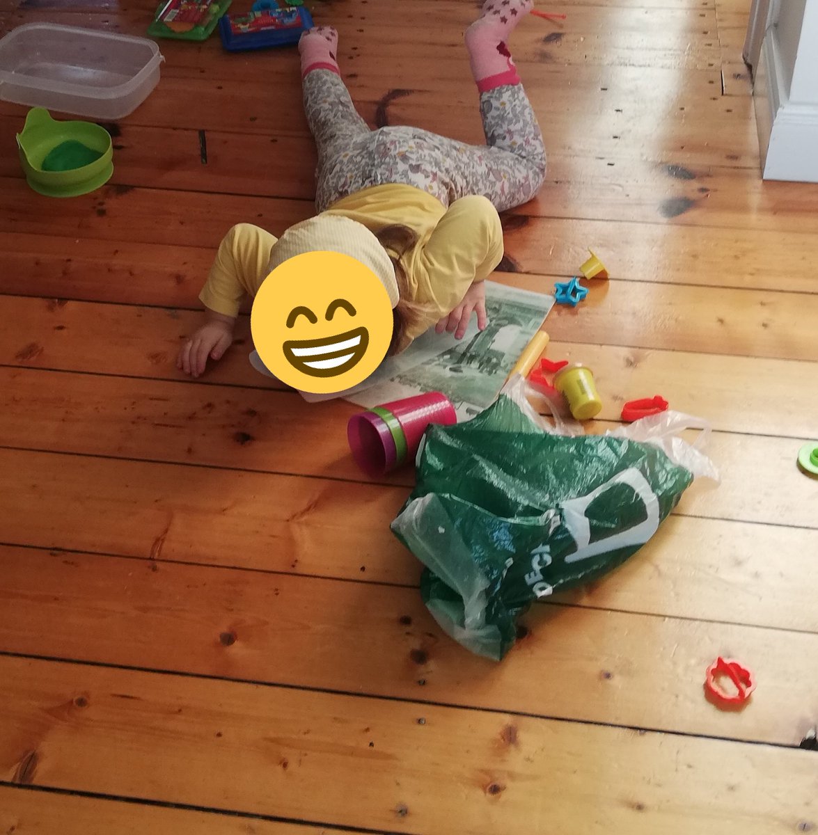 MRitter_Psy's tweet image. 3yo is Covid positive 😭
Next 10 days will be working from the kitchen floor with notebook on my knees, with her pressing her entire playdoh collection with her body weight. 😂

Who knew 2021 could suck just as much as 2020?

#quarantineparenting
@Momademia @OpenAcademics