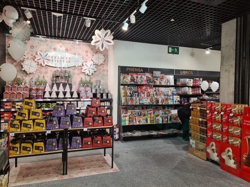 LivingValdbebas's tweet photo. Ayer abrió el @tusupercor (Avd. Manuel Fraga Iribarne, enfrente de Qálido Restaurante) Regalaron globos a los peques, flores a los adultos y una bolsa de rafia con las compras. Tiene pescadería, carnicería, charcutería Es muy completo y tiene una pinta estupenda

#valdebebascrece https://t.co/va0jJOQLUv