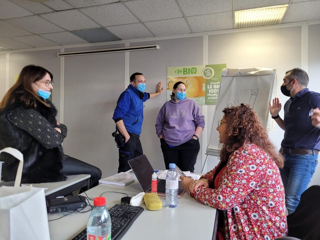 fgtaFO's tweet photo. Isabelle Sabard, référente location-gérance FO Carrefour, a rencontré l'équipe FO du Carrefour Tourville-la-Rivière (76). 

Des guides FGTA-FO sur les droits des salariés dont les magasins passent en location-gérance ou en franchise ont été distribués
#FOCarrefour #Carrefour https://t.co/PxM3iUEBl5