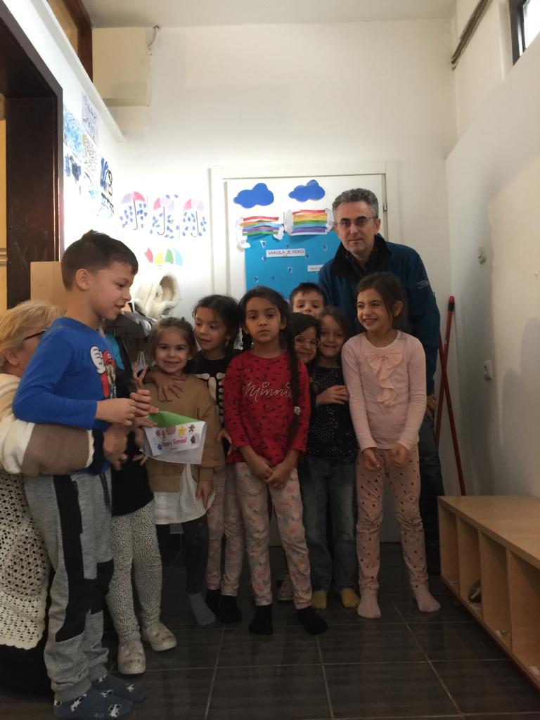 DHMZ_HR's tweet photo. Sjećate li se naše objave od neki dan iz vrtića Cefferino Jimenez Mall? 🥰
Djeca su imala želju da im #Vakula napiše pjesmu.
On je napravio više od toga. On ih je posjetio i predstavio im je svoju meteoslikovnicu
Malo je reći da su bili oduševljeni.
#MaliVelikiLjudi https://t.co/rghi5Wd613