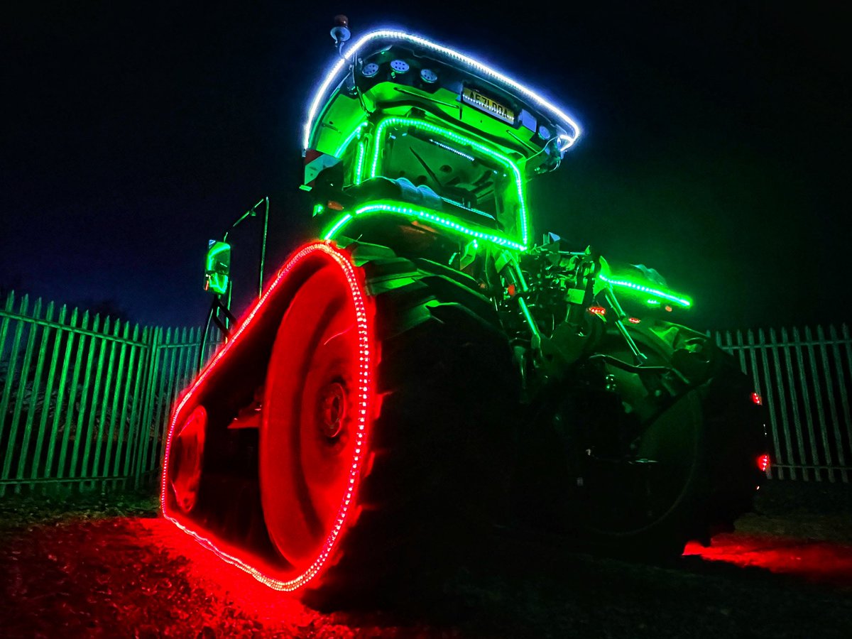 Beccalmiller92's tweet photo. I thoroughly enjoyed decorating this beauty, ready to light up Littleport for our Christmas event this evening….Not bad if I do say so myself….💚❤️💚❤️ @tnstractors @Fendt_UKIreland #thurlownunnstanden #fendt #christmas2021 #itsbeginningtolookalotlikechristmas https://t.co/dreu8eZdTO