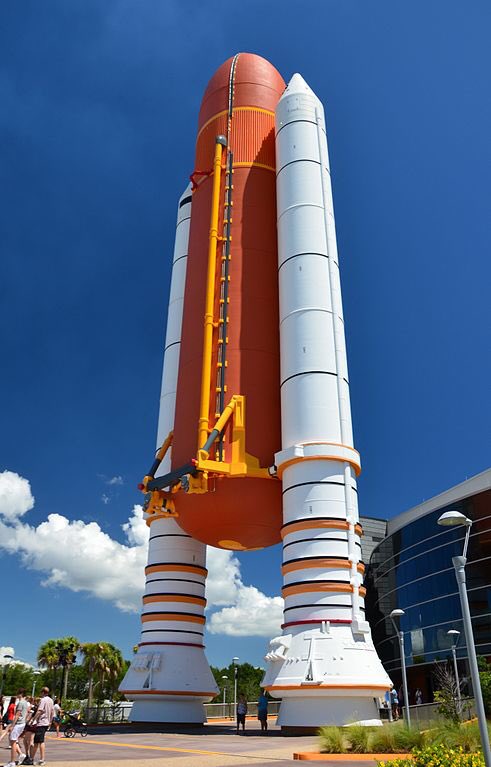 manofhassia's tweet photo. Booster. Die schönsten Booster neben denen, über die wir uns alle freuen, waren die des Shuttle-Programms: 2x 500t Ammoniumchlorat reagieren mit Aluminium, stabilisiert mit Epoxidharz. Nach 125s ist alles verbrannt.
#RIPChallenger
#RIPColumbia https://t.co/cyM7goX2td