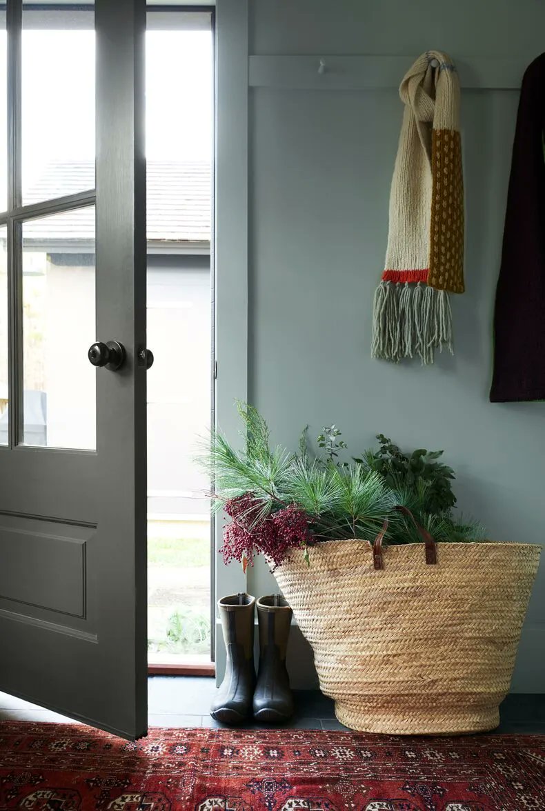 BaileyPaints's tweet photo. What a beautiful hallway to step into. The colour is Benjamin Moore “Atmospheric AF-500” which is part of their Affinity Colour collection. #stroud #gloucestershire #cotswolds #cotswoldslife #cirencester #tetbury #baileypaints #baileypaintsstroud #benjaminmoore #durablepaint https://t.co/0bPZBHimiN
