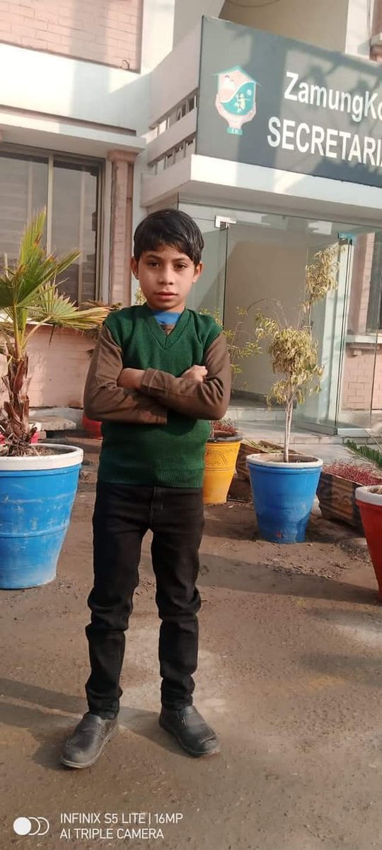 InsafPK's tweet photo. پشاور بی آر ٹی سٹیشن پر فیس ماسک فروخت کرنے والے بچے کو خیبرپختونخوا حکومت نے “زمونگ کور” منتقل کردیا ہے اور اس کے تمام تر اخراجات حکومت خیبرپختونخوا برداشت کرے گی، جس میں بہترین تعلیم بھی شامل۔
@IMMahmoodKhan https://t.co/nGGkcbV3cu