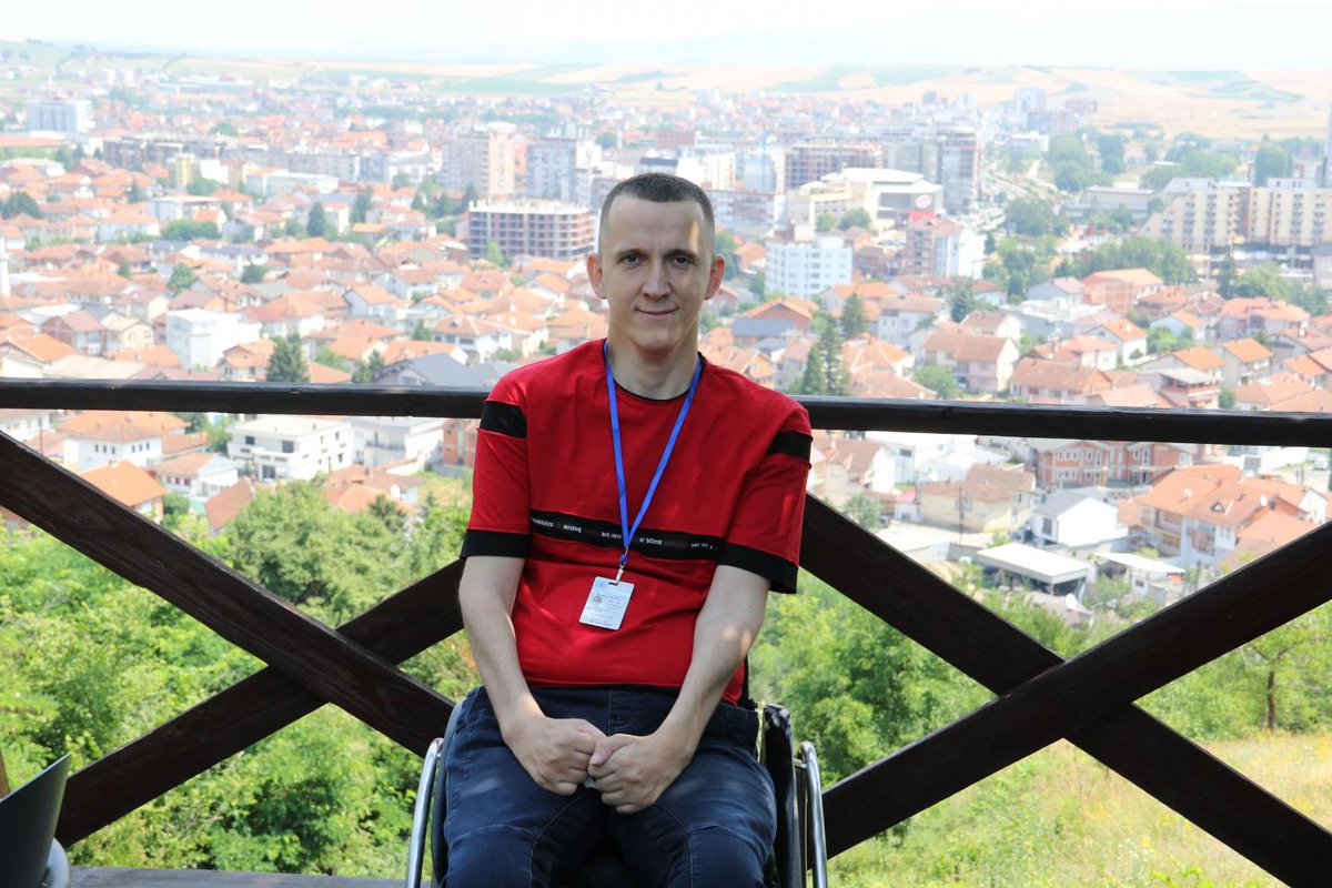 On #DisabilityDay & ahead of #IVD2021, get inspired by the story of @MeritonBinakaj , Community @UNVolunteers w/ @UNICEFKosovo. A true champion in empowering youth in #Kosovo. 

👉 uni.cf/3y3bmcp 
#IDPD2021 #EveryoneIncluded
#VolunteerNow