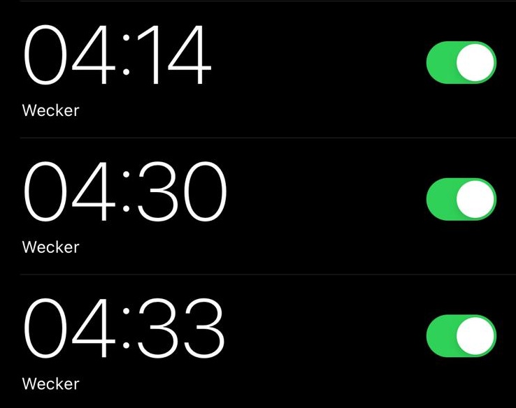 sie stellt ihren wecker um mir guten morgen zu sagen wenn ich arbeiten gehen muss