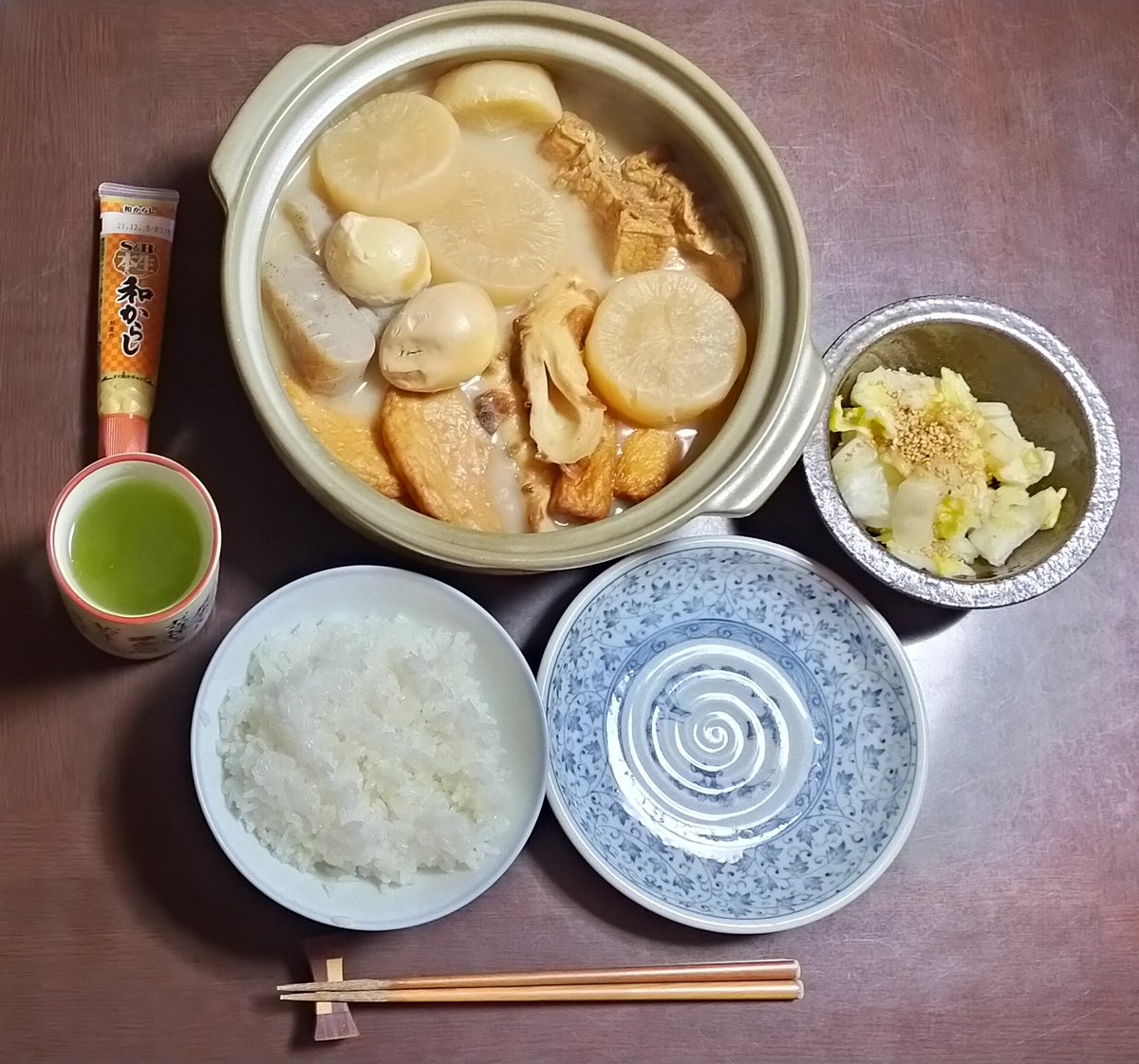 今日の夕食はおでんと白菜の浅漬けにご飯です！今日は健康診断なので夜はあまり動きたくなかったので先におでんを準備しときました！お腹の調子を気にしながら、おでんをチビチビ食べました✌ご馳走さまでし