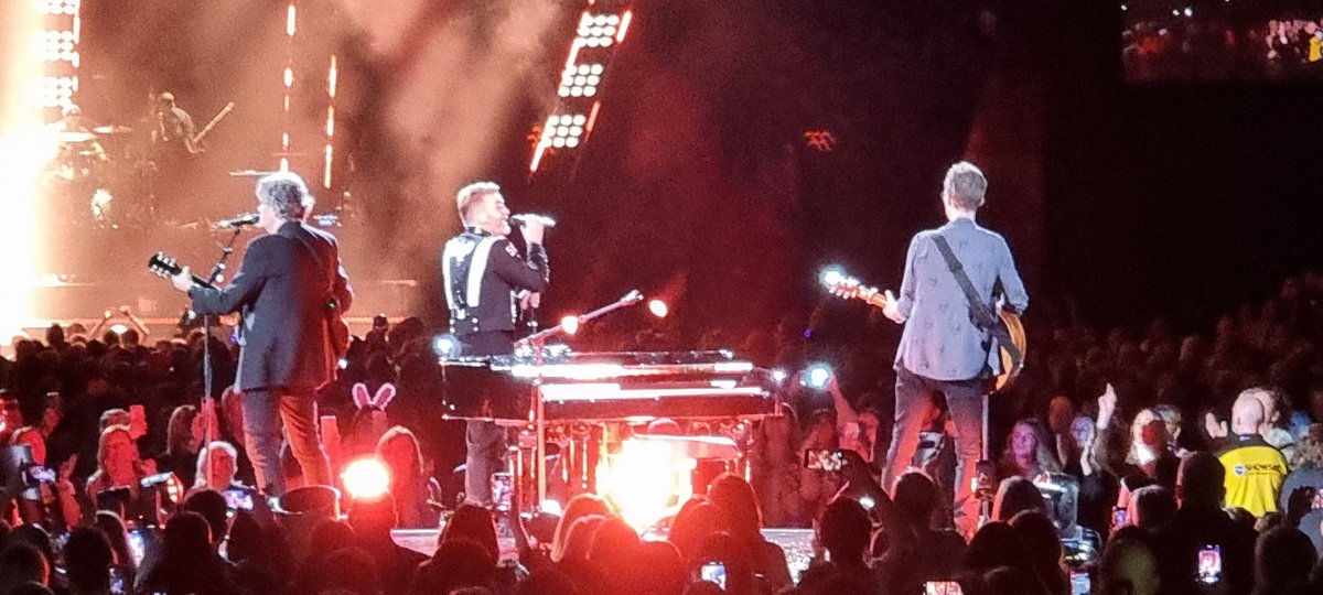 Fatbungy's tweet photo. @GaryBarlow 3 years after Bournemouth and the Eden project. My 2 favourites, Open Road and Let Me Go on the B stage back to back. What a show! Can't wait for the next tour. Thanks Gary and the band for a cracking night. https://t.co/TAM0HpX2dH
