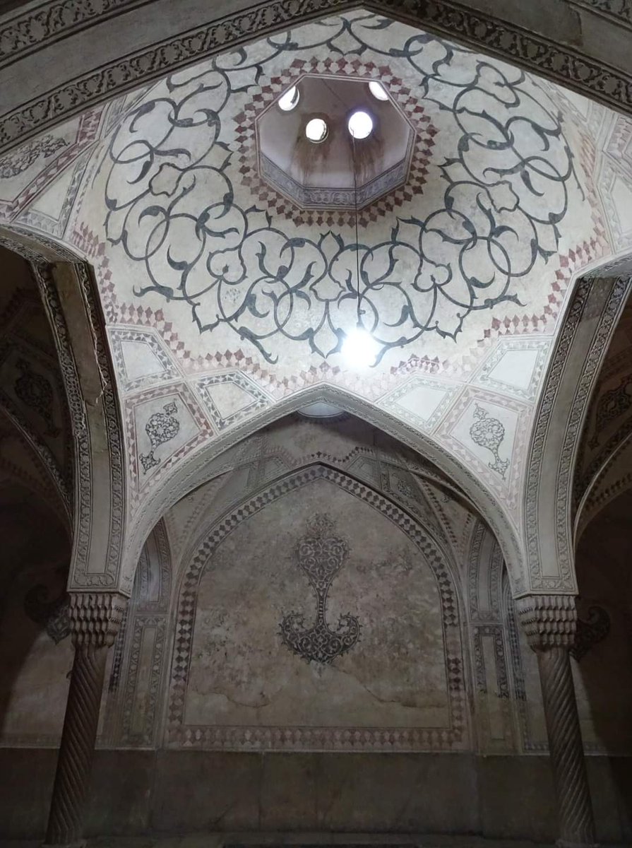 skymanuelima's tweet photo. A Cidadela de Karim Khan é uma cidadela localizada no centro de #Shiraz, no sul do #Irão. Foi construído como parte de um complexo durante a dinastia Zand e serviu como seu lar. A forma lembra uma fortaleza medieval. #Banhos  #KarimKhanCastle https://t.co/CBWUyMqZp3