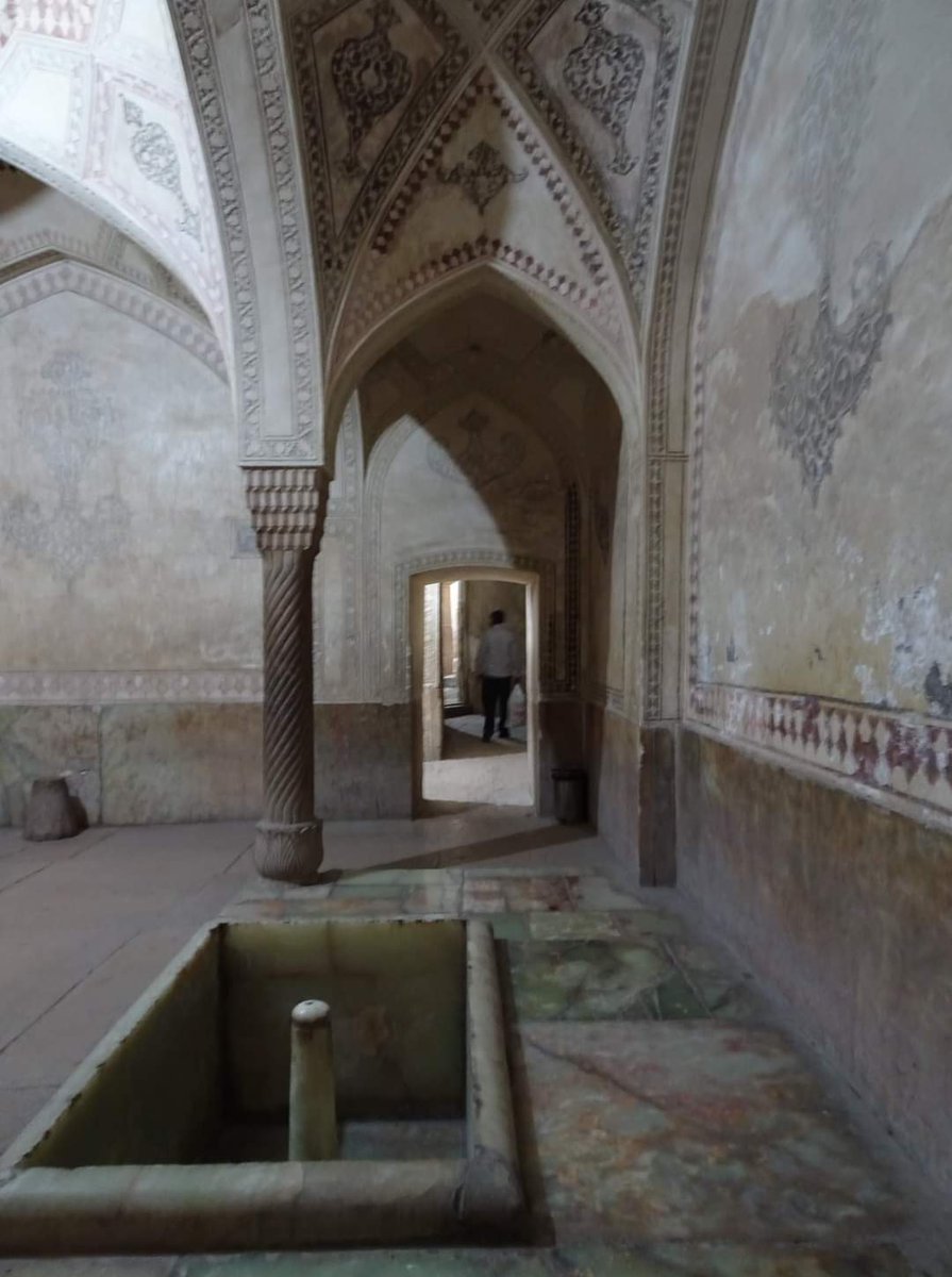 skymanuelima's tweet photo. A Cidadela de Karim Khan é uma cidadela localizada no centro de #Shiraz, no sul do #Irão. Foi construído como parte de um complexo durante a dinastia Zand e serviu como seu lar. A forma lembra uma fortaleza medieval. #Banhos  #KarimKhanCastle https://t.co/CBWUyMqZp3
