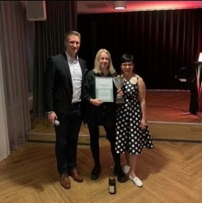 samisvard's tweet image. Parin viikon takaisilla #Talousverkko-päivillä opittiin uutta ja tavattiin muita ketjulaisia. Iltajuhlassa toimistomme Minna palkittiin vuoden Talousverkkolaisena. Hieno tunnustus Minnan asiakaspalvelusta ja halusta kehittää toimintaa. #kirjanpito #tilitoimisto