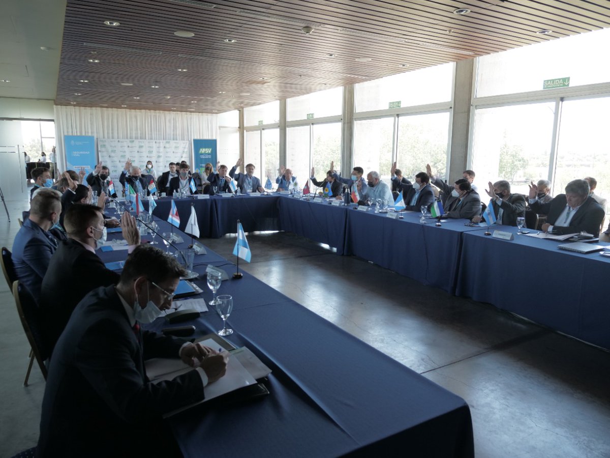 ANSV_Ar's tweet photo. El Consejo Federal de #SeguridadVial pedirá a @DiputadosAR que trate el proyecto de Ley de #AlcoholCero al Volante. En la asamblea, realizada ayer en Santa Fe, las provincias votaron por unanimidad pedir por el tratamiento del proyecto. 
Más información:🔗https://t.co/nRLc2ege6o https://t.co/d8KBM4aprJ
