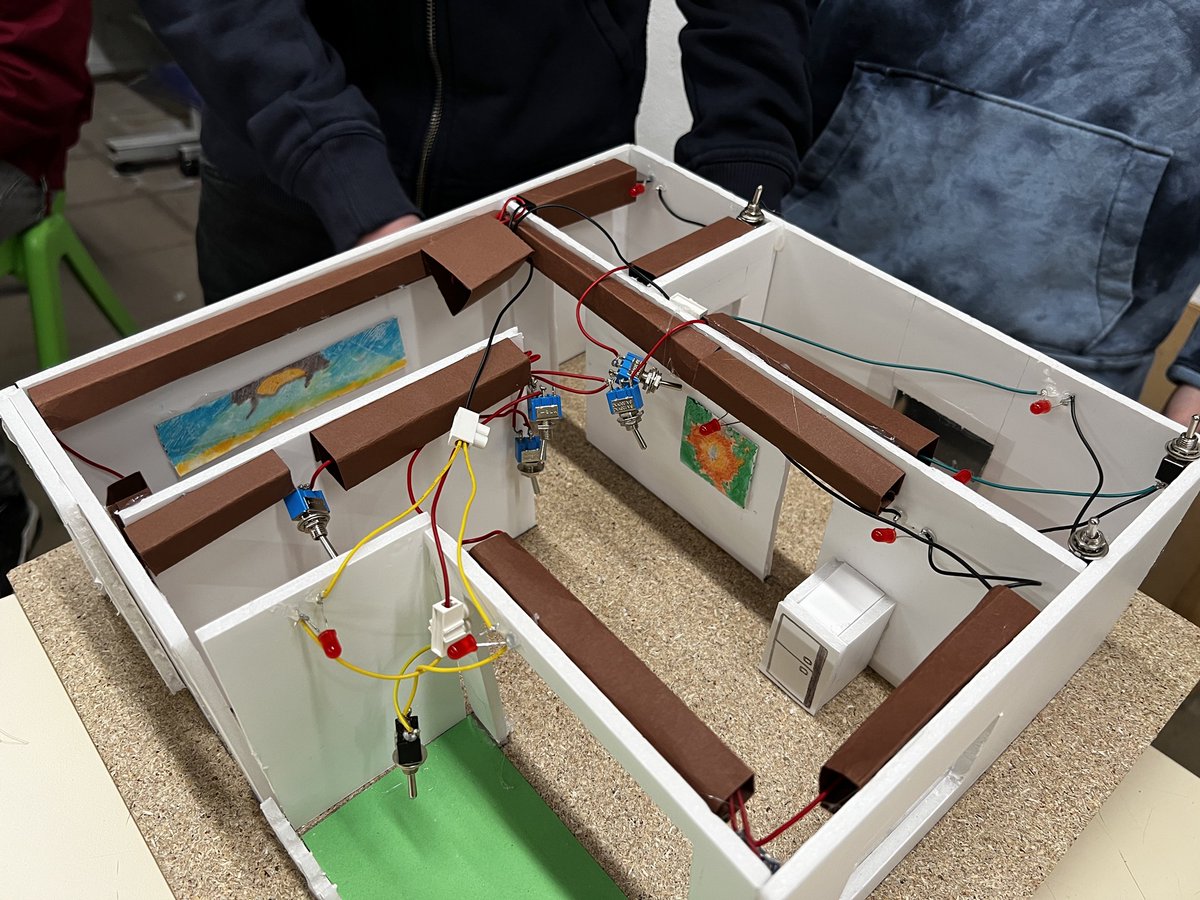 epiasabadell's tweet photo. Han desenvolupat la maqueta incloent-hi els circuits elèctrics que han ideat, havent-lo de presentar davant d'un grup inversor fictici i entregant una memòria tècnica amb els requeriments, plànols, pla de treball i previsió de materials i eines.
#ESOPIASABADELL https://t.co/O30ZLDLU6R