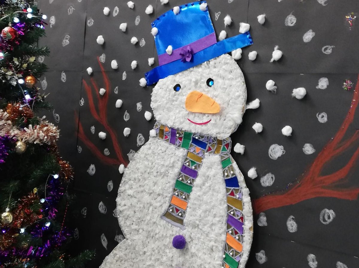 SouthwarkLibs's tweet image. We love to make your visit to the library extra festive in December.
The team at #BrandonLibrary have outdone themselves this year. Look at the detail on our snowman&apos;s scarf!
If you&apos;re browsing from home, take a look at our seasonal book suggestions
👉bit.ly/SearchSwkLibs ⛄