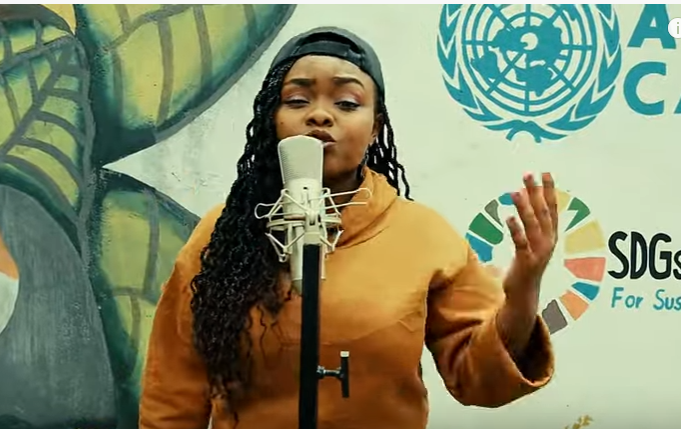 irunguhoughton's tweet photo. Hey #KOT You gotta check out Artivist @lucyempress1 of @AmnestyNakuru she has a message for us all
https://t.co/kaqaU4ZDor
#16Days #AmnestyKwaGround

c.c. @JuneGachui @aminaabdirabar @Joey_Muthengi and her bigger sisters rocking the arwaves https://t.co/eKqBEnJMXy