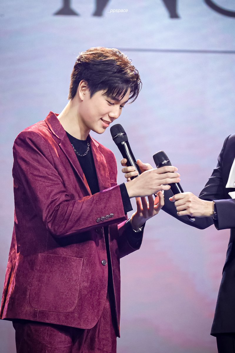 _ppspace's tweet photo. ตอนไมค์น้องเสียงไม่ออก คนพี่ก็จะส่งไมค์ตัวเองให้น้องนะ แต่ช้าไปนิดนึง 🥺

#เพื่อนายแค่หนึ่งเดียว 
#ปอนด์ภูวินทร์ 
#ppnaravit #phuwintang https://t.co/fF7e7QrZoD