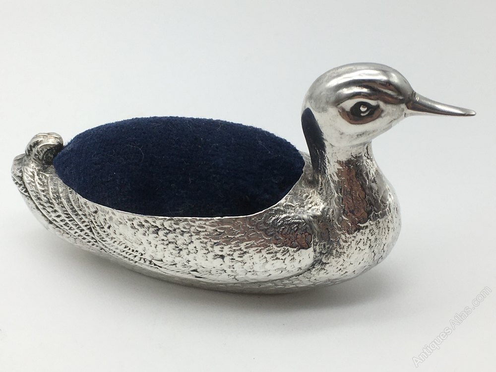 antiques_atlas's tweet photo. 🎄Pair Victorian Glass Scent Bottles with Silver Top
https://t.co/iQSbUKDZJX
@hobsonmay 

🎄Silver 'Duck' Pin Cushion by Sampson Morgan C.1905
https://t.co/xDBGVpiXUz
@ptcott  

🎄French Cocktail Tray by Edouard Deetjen c.1930
https://t.co/xWnVK10h7O
@Puckerings https://t.co/XQPzFkDZ1h