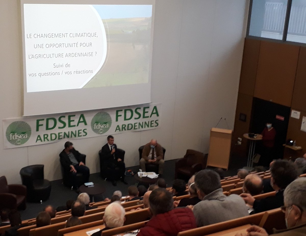 Prefet08's tweet photo. 3/12 Alain Bucquet, préfet des #Ardennes, échange avec les acteurs du monde agricole à l'AG de la @FNSEA des Ardennes.
#FDSEA #agriculture https://t.co/DquFlUXmr9