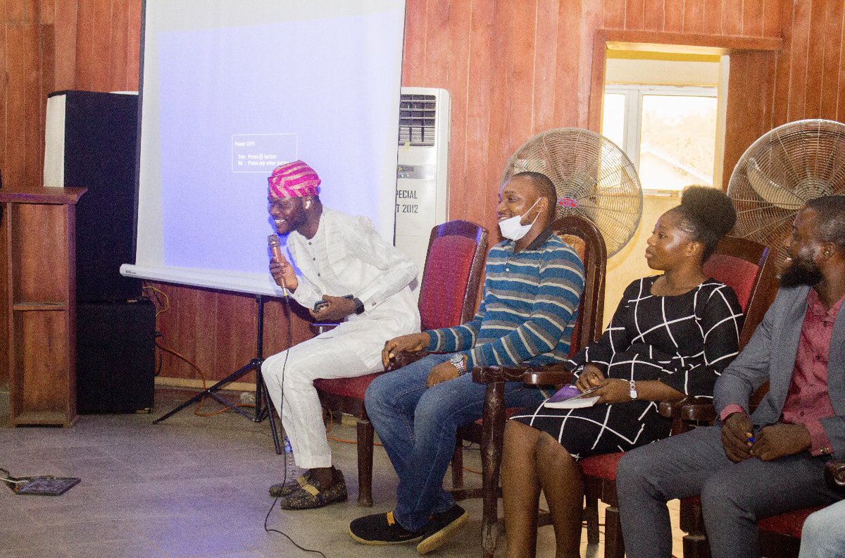AristokratLagos's tweet photo. #FridayFastForward
My thoughts at the LIFE AFTER SCHOOL Conference organized by Lagos State Polytechnic SUG
1. The journey to financial peace begins with self-discovery and mental orientation. You must identify your core strength and weakness and leverage on opportunity https://t.co/HLYVjOomjV