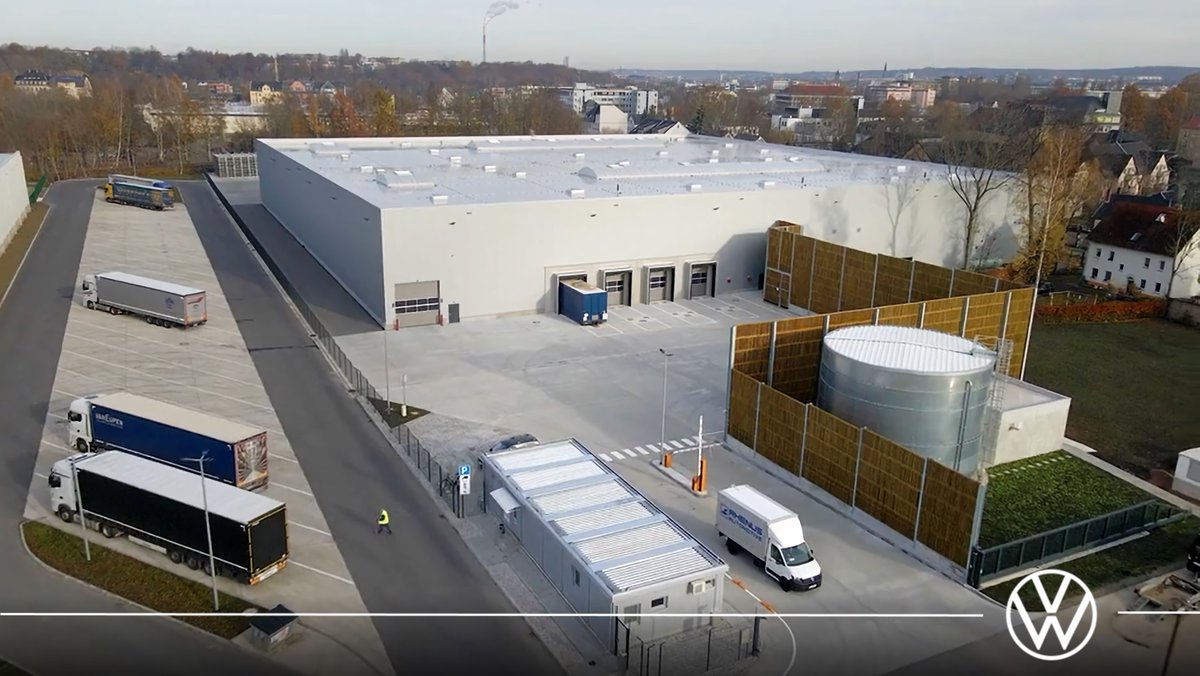 Klasse News aus #Chemnitz: Das #VW-Motorenwerk hat eine neue, hochmoderne & werksnahe Logistikhalle in Betrieb genommen. Dadurch entfallen jährlich satte 100.000 Anfahrts-Kilometer von bisherigen Außenlagern & somit auch 80 Tonnen #CO2-Ausstoß! #WayToZero