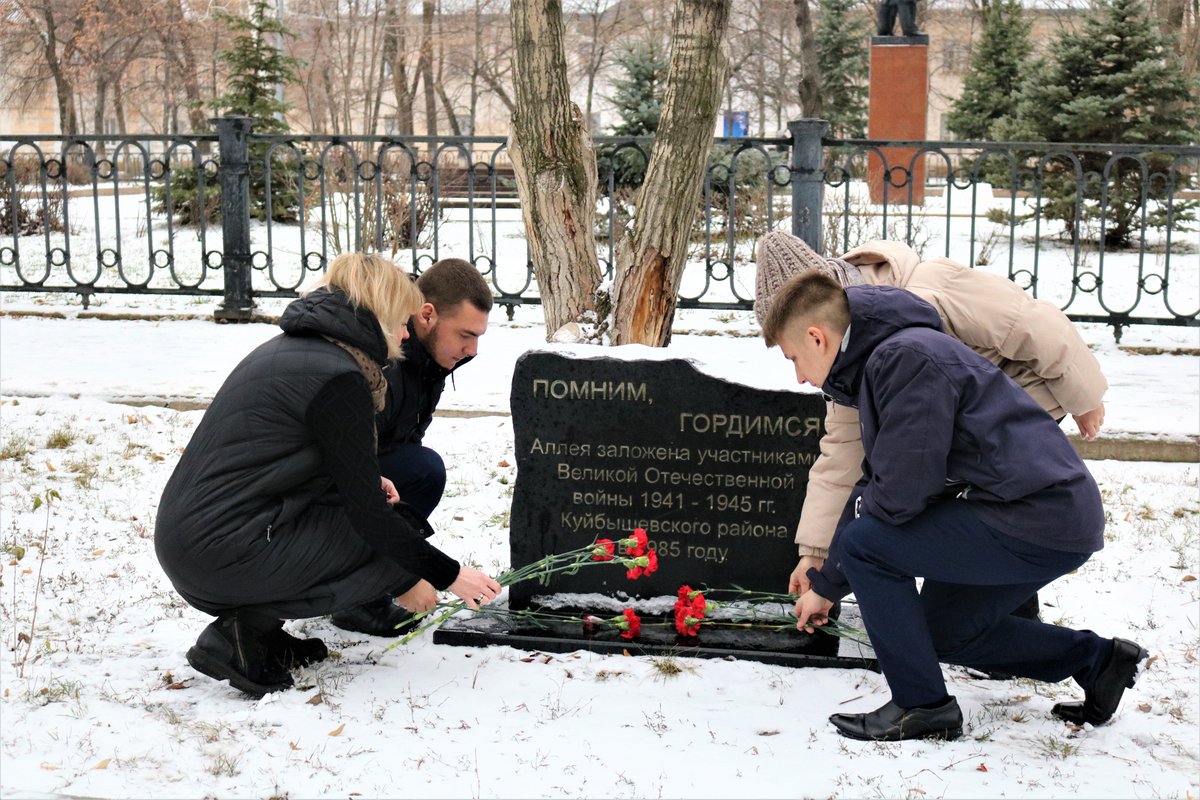kuibadm's tweet photo. 🌟В День Неизвестного солдата руководитель МЦ «Диалог» С.А. Шалаева, члены молодежного парламента при Совете депутатов #Куйбышевский и волонтеры Политехнического колледжа возложили цветы к обелиску «Защитнику Отечества».Почтили память героев и на Аллее Славы, заложенной в 1985 г. https://t.co/fCfxmTnYka