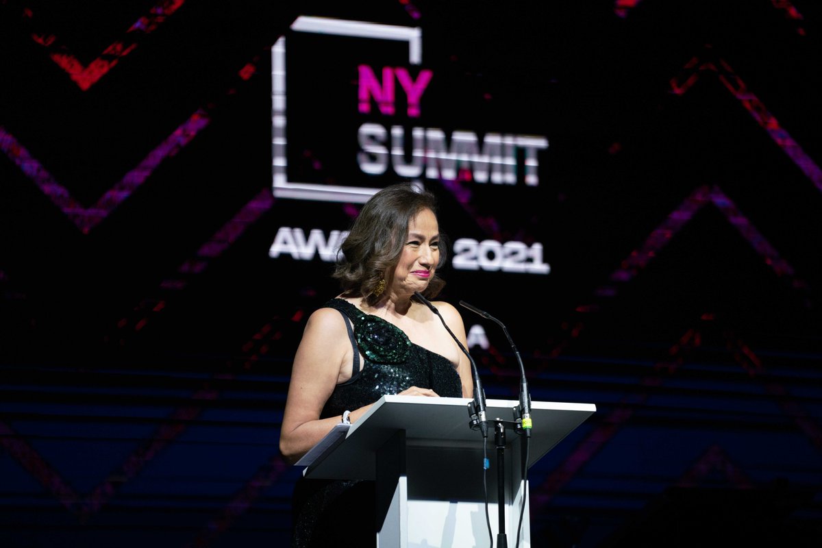 🎙️ Ante la mirada atenta de 300 asistentes, agradecía su galardón <a href="/RosarioMarin1/">Rosario Marín</a>, la cuadragésima primera tesorera de Estados Unidos

🏆 Premio Mujer Líder Hispana del Año

📸 En el @marbellaarena

#NYS #NYSUMMIT #PREMIOS #Awards #Marbella #Cenadegala
