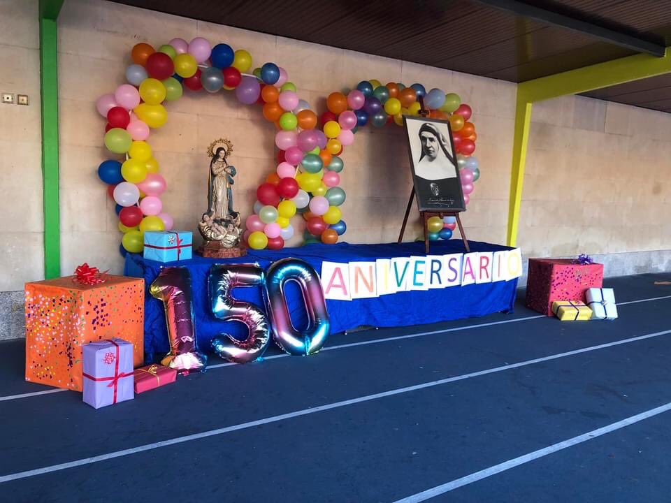 JesuitinaSa's tweet photo. El colegio se viste con colores para celebrar la fiesta de la Inmaculada. Nos espera una mañana llena de juegos, canciones, oración y momentos alegres tal y como hubiera querido Santa Cándida Mª de Jesús. 
#JesuitinasCrea #SomosJesuitinas #150aniversariofi https://t.co/FugXFQ9xt8