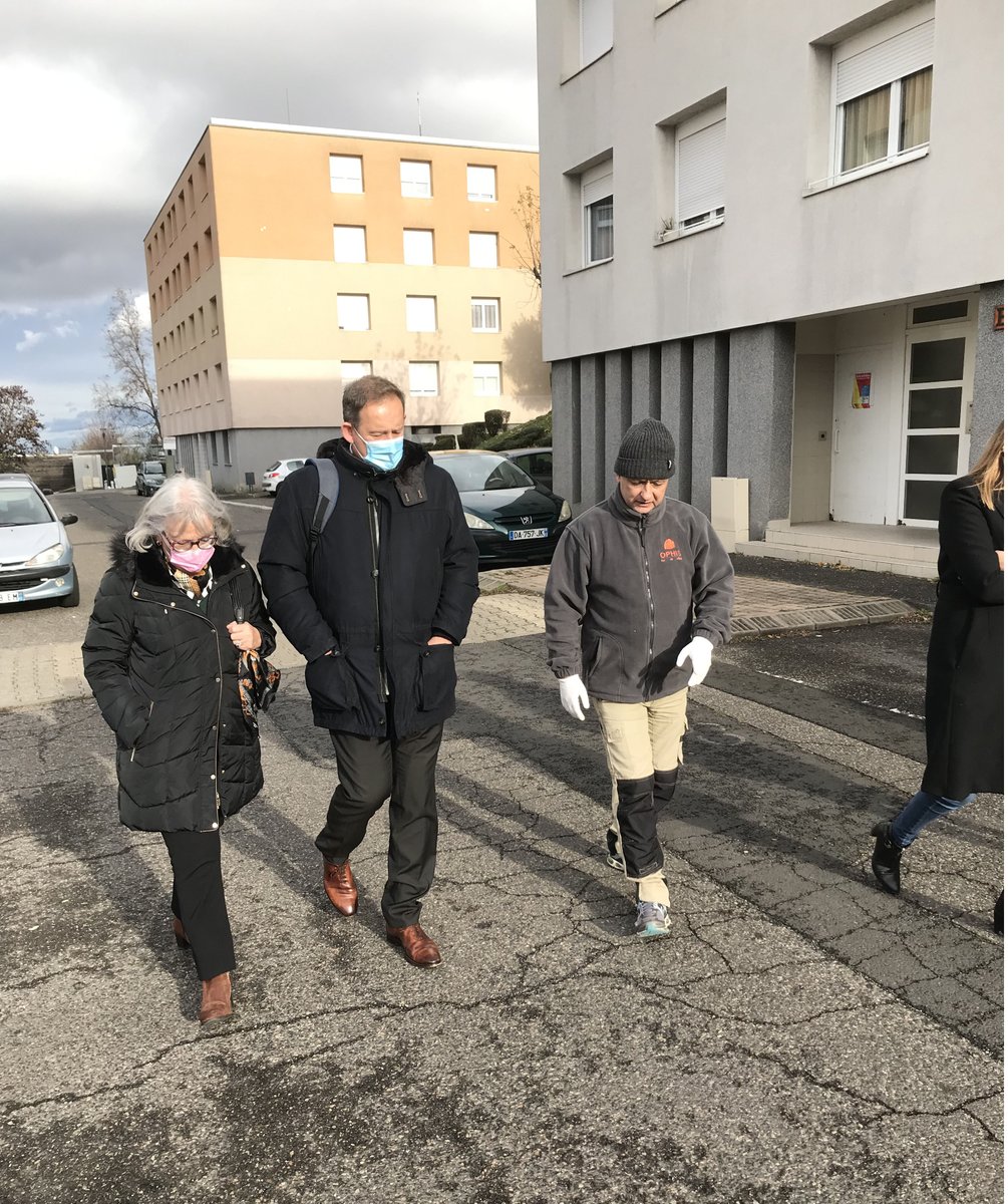 Ophis63's tweet photo. Visites de terrain pour @MaltraitAnneM63, Présidente OPHIS et Eric Dourlen, DG par intérim. 
A la rencontre des personnels de proximité pour mieux appréhender leur quotidien et celui de nos locataires. https://t.co/wAFpA6bE6T