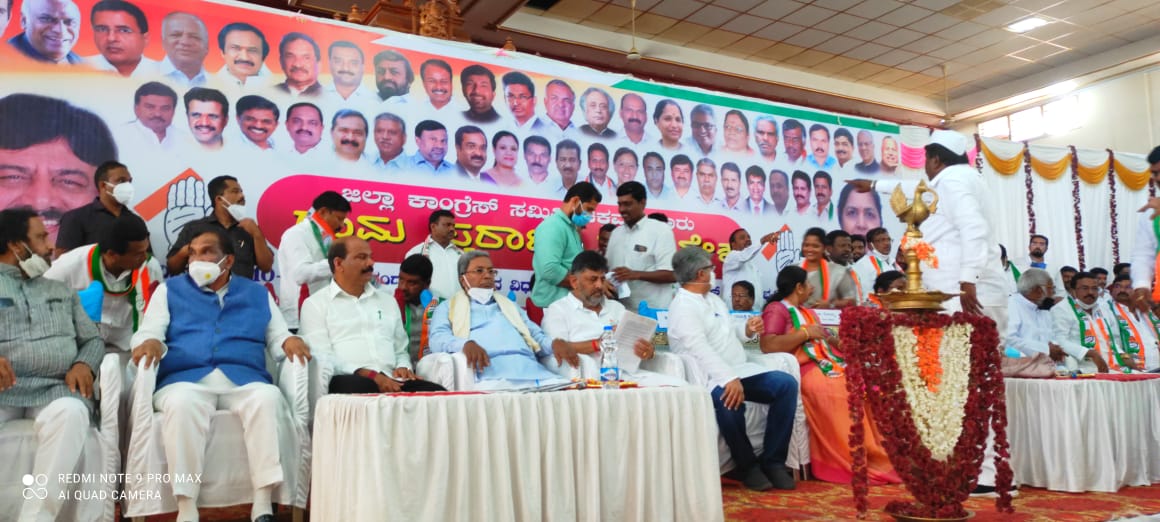 thekjgeorge's tweet photo. Today I participated in the Grama Swaraj Samavesha, #KarnatakaMLCElection campaign program organised by #ChikmagalurDistrict Congress committee and campaigned on behalf of @INCIndia party candidate Mrs. #GayathriShantegowda, and sought people's electoral support for her. https://t.co/kDVgJ3o7OS