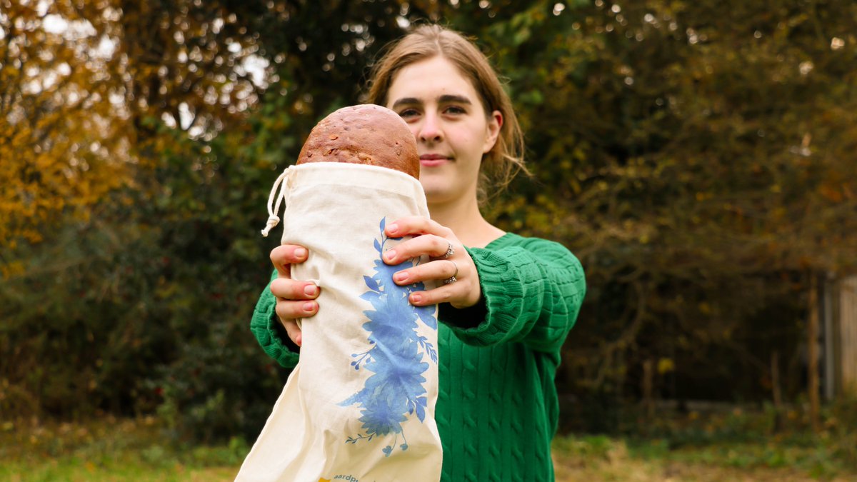 aardpeer's tweet photo. Een duurzaam én origineel cadeau deze winter? Geef ‘n stukkie gezonde grond! Voor elke €7 stel je een vierkante meter gezonde grond veilig. De opbrengst gaat naar grond voor boeren en voedselinitiatieven die bodems en biodiversiteit herstellen. Geef via: https://t.co/wMHxzcNW9f https://t.co/eaQ2ALZdIs
