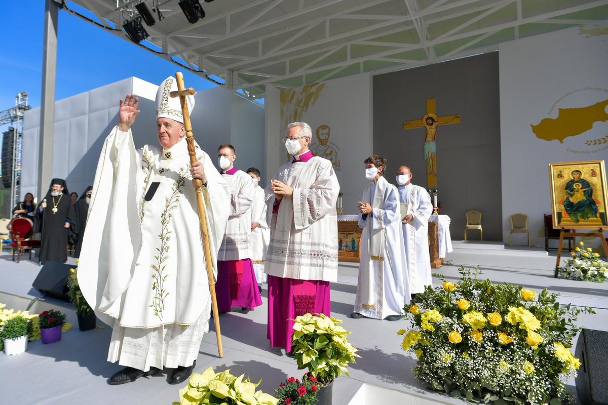 vaticannews_pt's tweet photo. #PapaFranciscoChipre

“Eis o sinal eloquente da vida cristã, eis o traço distintivo do espírito eclesial: pensar, falar, agir como um «nós», saindo do individualismo e da pretensão de autossuficiência que fazem adoecer o coração.” https://t.co/Gj5d6fUaeX