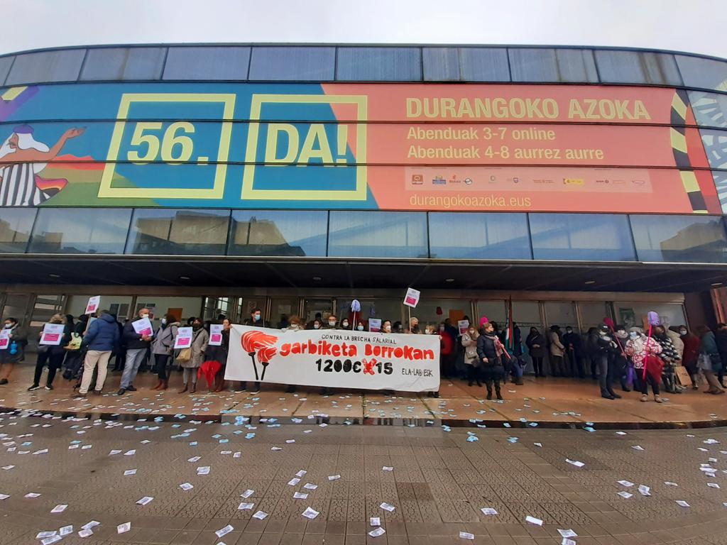 📢 Las limpiadoras de Bizkaia nos concentramos en #durangokoazoka
Para exigir la eliminación de la Brecha Salarial.
#GarbikuntzaBorrokan
#ArrakalarikEz
@ELAsindikatua 
@ElaFeminista 
#LangileonBorroka