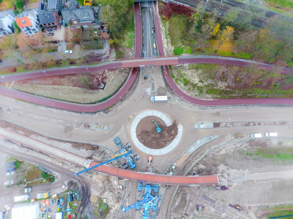 Vught's tweet photo. De rotonde op de Postweg krijgt steeds meer vorm 🥳  De totale lengte van de 2e fietsbrug is 65 meter. 
Verder gaan we aan de slag met het asfalteren en de openbare verlichting. Noteer maandag 20 december in de agenda, want dan is de rotonde open voor alle verkeer. https://t.co/OVgB3SUsjj
