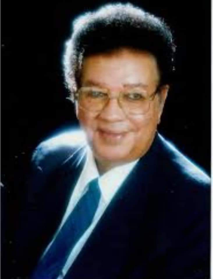 فأنا ..
شاعرا يستنطق الصخر العصيا
ان تكن أنت بعيداً عن يدي
فخيالي يدرك النائي القصيا 
لا تقول إني بعيد في الثرى
فخيال الشعر يرتاد الثريا.

..
رحم الله الأستاذ #عبدالكريم_الكابلي