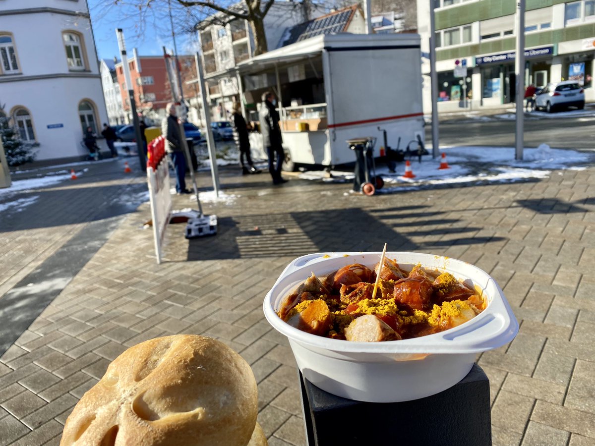 hoomygumb's tweet image. Doppelte Currywurst aus einer Roten und einer Weißen auf dem Wochenmarkt in Tailfingen 😋
