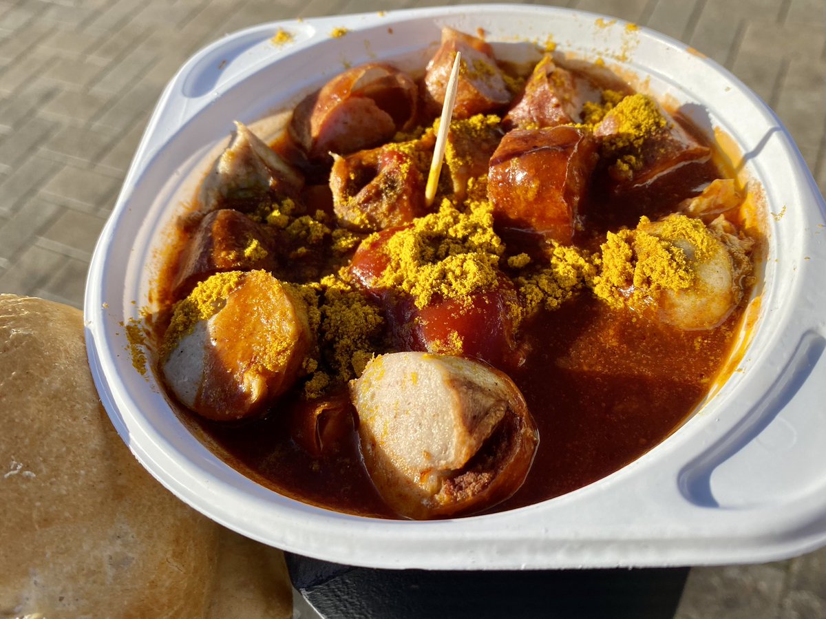 hoomygumb's tweet image. Doppelte Currywurst aus einer Roten und einer Weißen auf dem Wochenmarkt in Tailfingen 😋