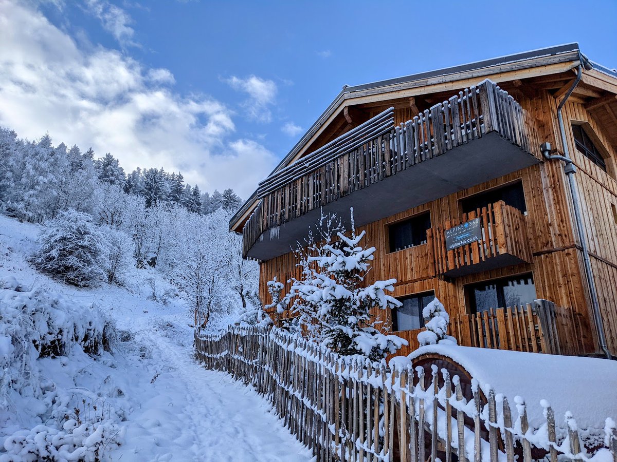 Alpine365ski's tweet image. LAST MINUTE AVAILABILITY! We had a lovely family from South Africa, who are sadly unable to come skiing this season. 
Chalet Husky, w/c 2 Jan 2022, sleeps up to 14, £725pp
#skideals #montchavin #skinews #lastminuteski
 alpine365.co.uk/prices/