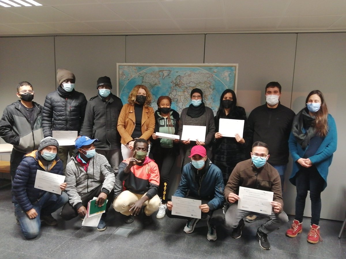 📷📣Acabem el 10è curs de "Coneixement de la Societat Catalana" amb el lliurament de certificats. Felicitats a les 106 persones que han participat en els 10 cursos d'aquest any. El 2022 continuarem informant a la població nouvinguda sobre la nostra societat. #oficinaacollida #S1A