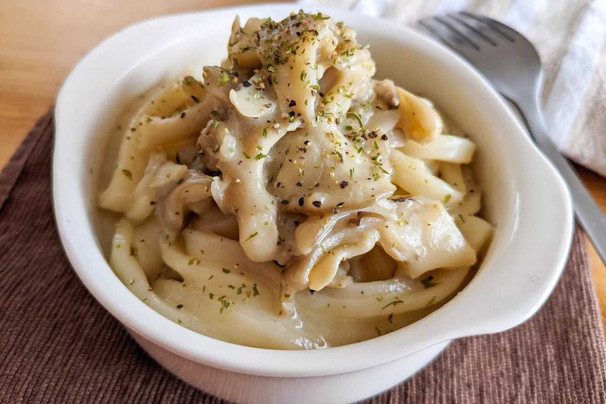 今の季節にも良さそう！舞茸&クリームソースとの組み合わせがとっても美味しそうな「うどん」レシピ！