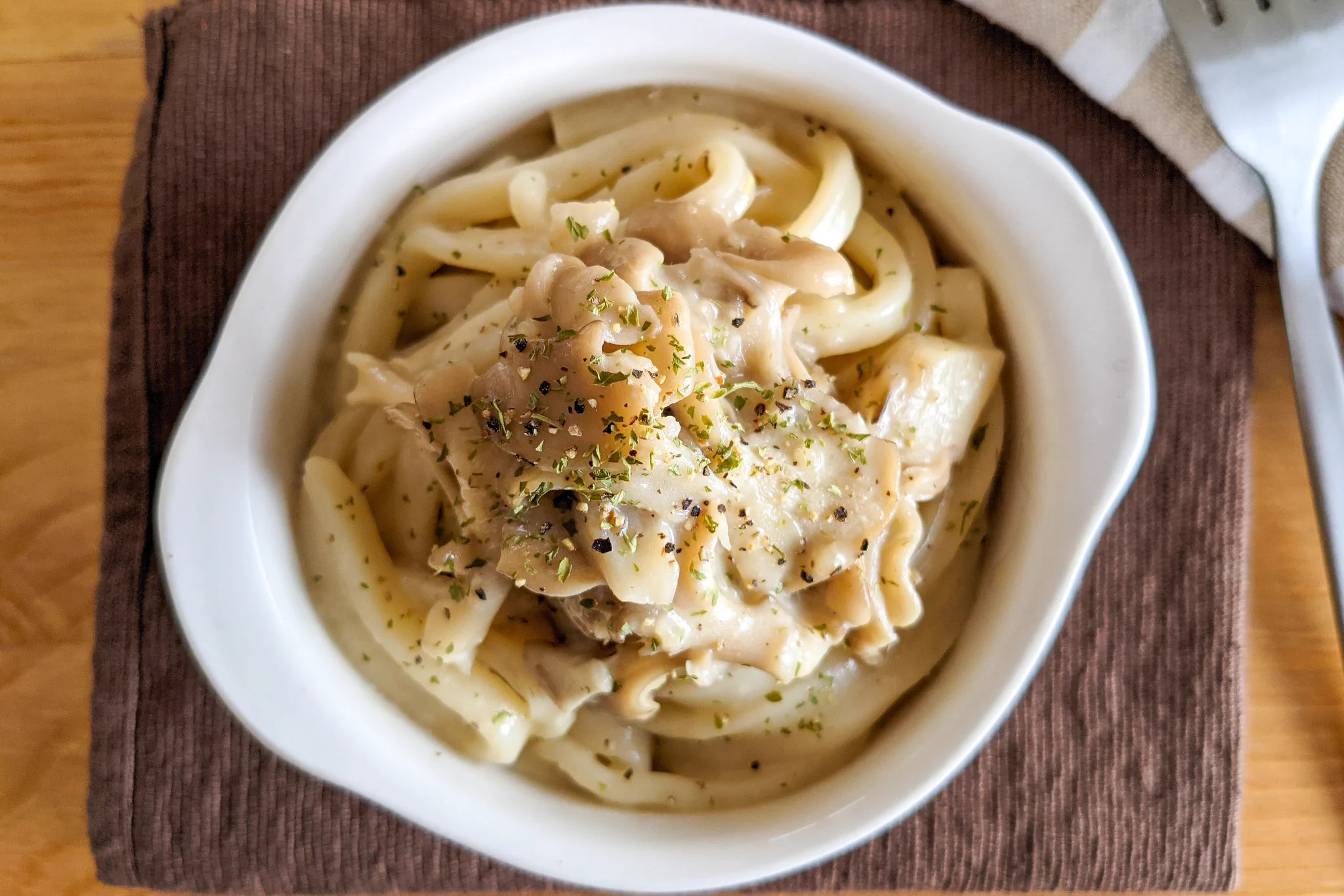 今の季節にも良さそう！舞茸&クリームソースとの組み合わせがとっても美味しそうな「うどん」レシピ！