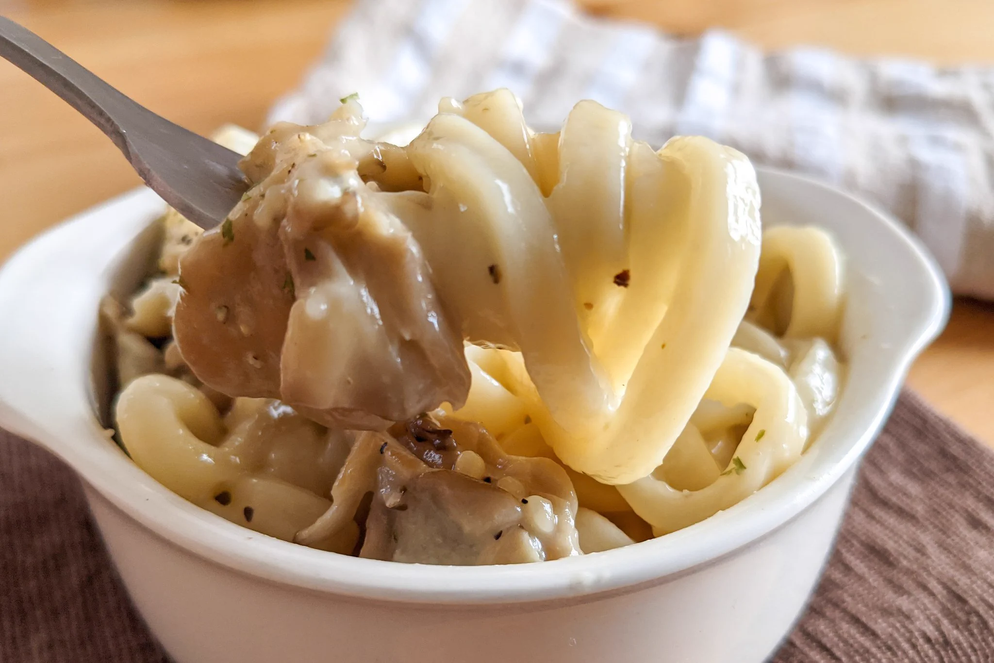 今の季節にも良さそう！舞茸&クリームソースとの組み合わせがとっても美味しそうな「うどん」レシピ！